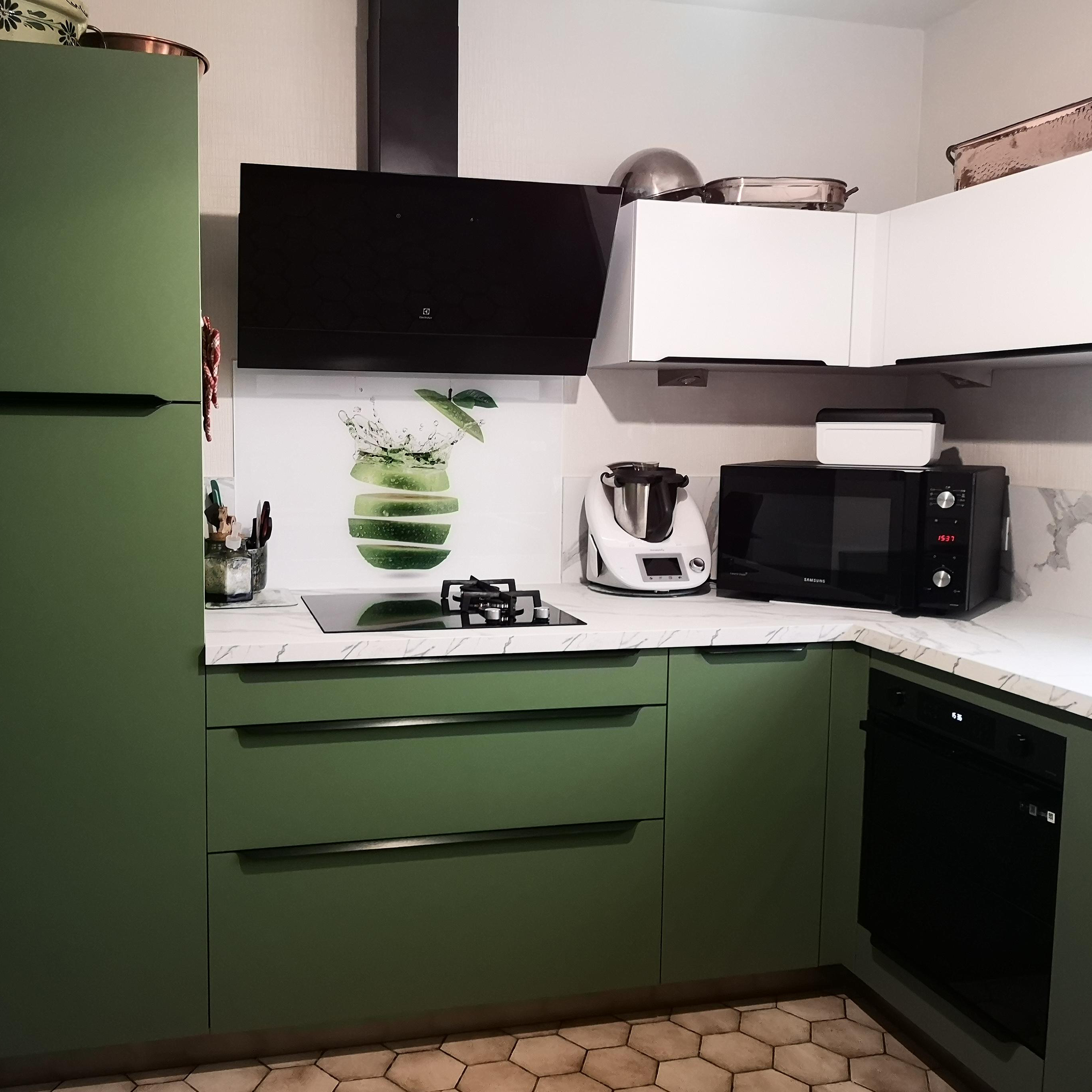 Cuisine modèle Caféine vector coloris vert amazonie. Plan de travail marbre blanc et poignée noire intégrée.
